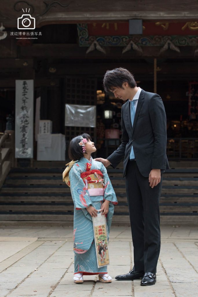 パパと背比べをする七五三の女の子